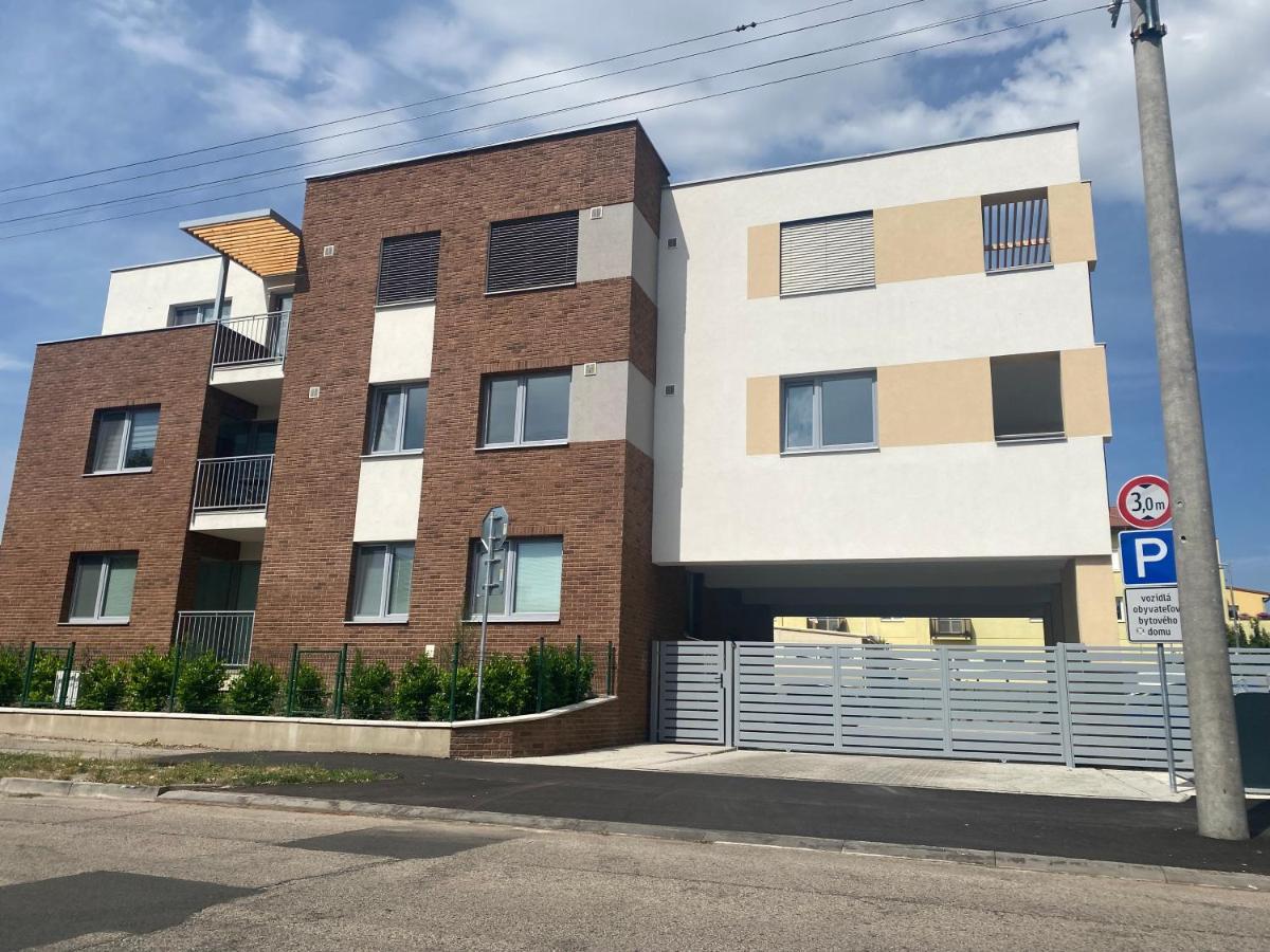 Maja Apartman Dunajská Streda Buitenkant foto